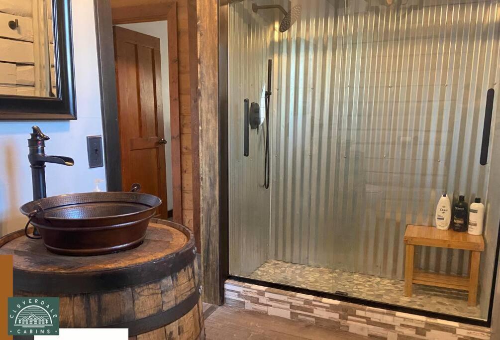 הינקלי Cozy Cabin With Hottub At Cloverdale Cabins מראה חיצוני תמונה