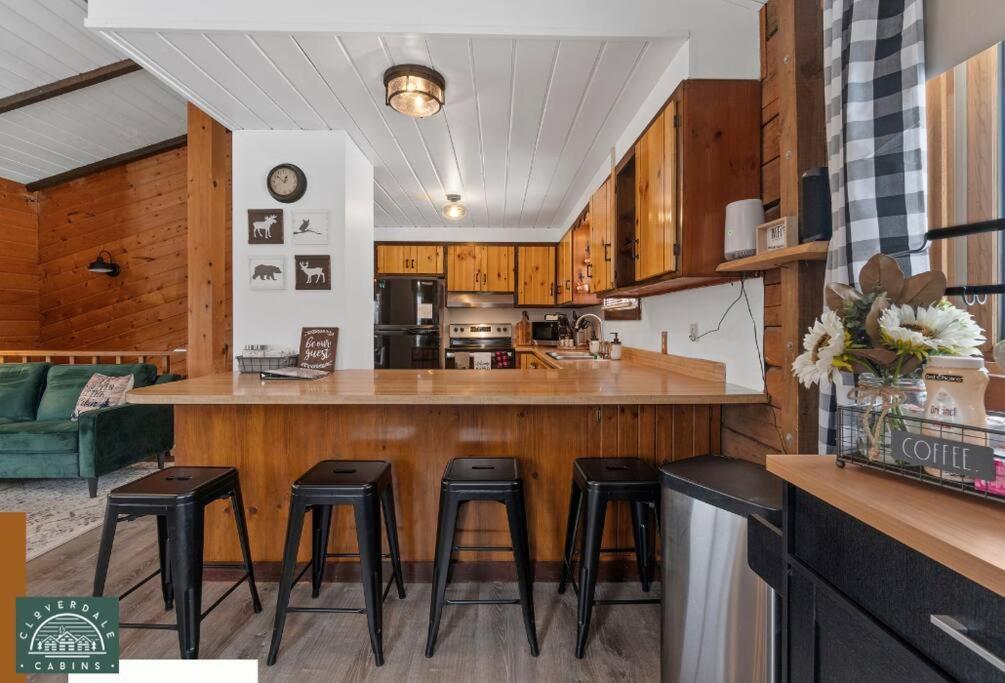 הינקלי Cozy Cabin With Hottub At Cloverdale Cabins מראה חיצוני תמונה