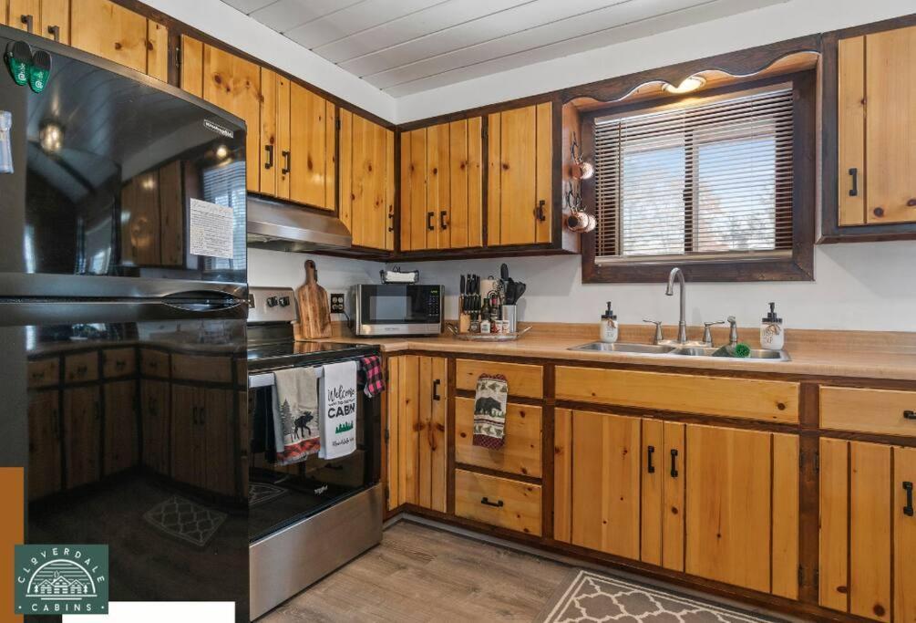הינקלי Cozy Cabin With Hottub At Cloverdale Cabins מראה חיצוני תמונה