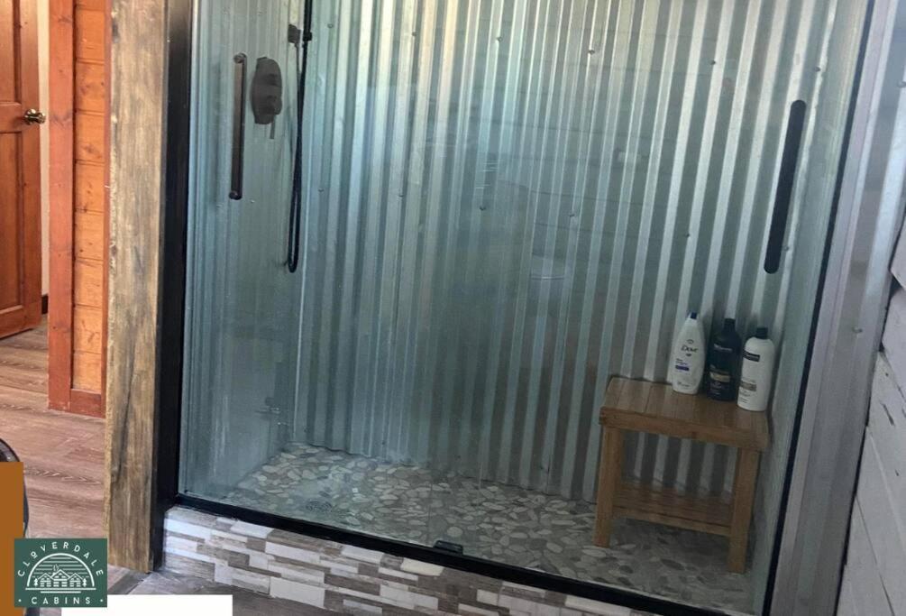 הינקלי Cozy Cabin With Hottub At Cloverdale Cabins מראה חיצוני תמונה