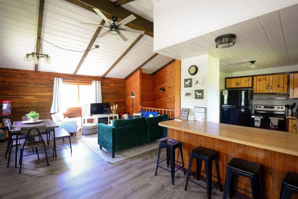 הינקלי Cozy Cabin With Hottub At Cloverdale Cabins מראה חיצוני תמונה
