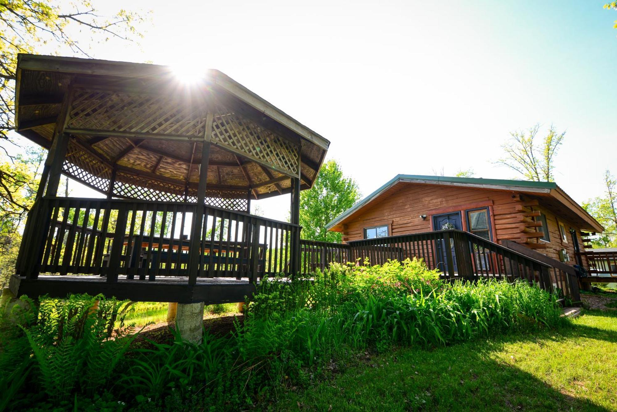 הינקלי Cozy Cabin With Hottub At Cloverdale Cabins מראה חיצוני תמונה